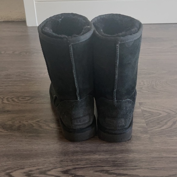 Black short Ugg’s - Picture 2 of 5